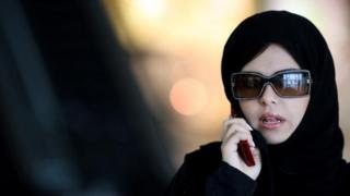 Une femme au téléphone dans un centre commercial à Riyad en mars 2008 (illustration)
