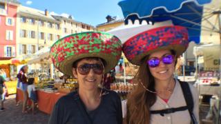 Dos turistas con sombreros mexicanos en Barcelonnette