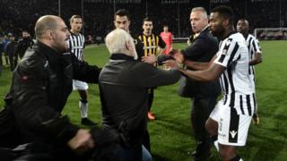 Le président de PAOK, Ivan Savvidis, a fait irruption sur la pelouse, arme à la ceinture.