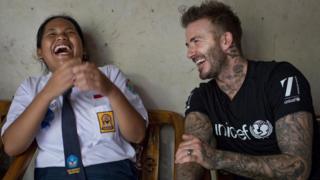 Sripun bercanda bersama David Beckham