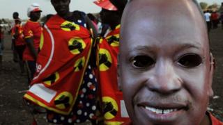 Ku wa Gatanu kandi, Umunya Kenya ushyigikiye cyane ihuriro ry'amashyaka azwi nka Jubilee Party ari ku butegetsi, yafotorewe ahaberaga ibikorwa byo kwiyamamaza mu murwa mukuru Nairobi, mbere y'amatora yo mu kwa Munani ku itariki ya munani.