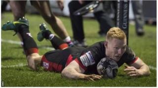 Rory Scholes yn sgorio dau gais i Gaeredin ond y Gleision yn fuddugol o drwch blewyn