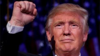 Дональд Трамп поздравляет своих сторонниковс поедой на президентских выборах (Нью-Йорк, 9 ноября 2016 года)