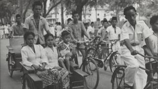 Salah satu foto yang diunggah di akun @Potretlawas yang memperlihatkan tukang becak di Jawa pada tahun 1950.