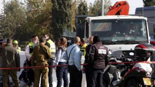 Les services de sécurité israéliens sur la scène de l'attaque au camion qui a fait 4 morts