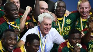 Hugo Broos et ses joueurs après avoir battu l'Egypte 2 à 1 en finale de la CAN 2017 au Gabon (illustration)