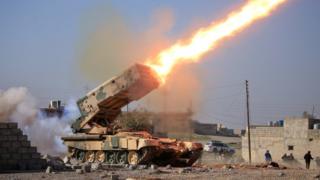 Иракские силы также ведут наступление на военную базу, расположенную неподалеку