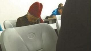 Hooyada Prof Hu oo fasalka ku dhex hurdaysa