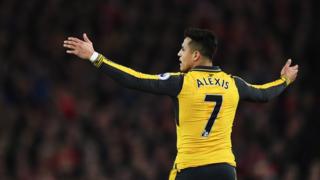 Alexis reacciona en el partido contra Liverpool.