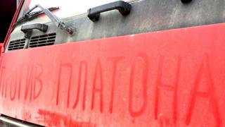 Надпись "против Платона" на капоте грузовика