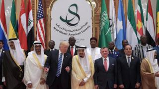 الرئيس الأمريكي، دونالد ترامب، مع عدد من قادة الدول العربية والإسلامية