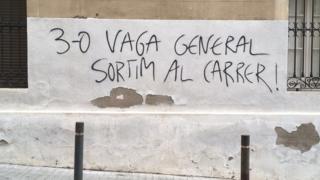 Pintada a favor del paro general en una calle de Barcelona.