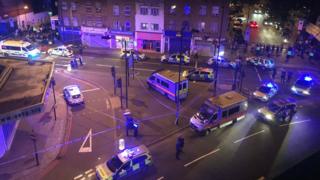 La zona está acordonada y hay autos de la policía, ambulancias y camiones de bomberos.