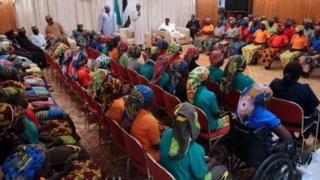 Shugaba Buhari ya gana da 'yan matan kafin ya wuce Ingila