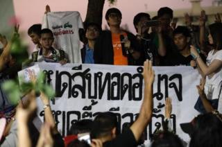 นายรังสิมันต์ โรม สมาชิกกลุ่มที่เรียกตัวเองว่ากลุ่มฟื้นฟูประชาธิปไตย (DRG) เรียกร้องให้บรรดานักการเมืองเข้ามาร่วมการชุมนุมกับประชาชนเพื่อกดดันให้เกิดการเลือกตั้งภายในปี 2561