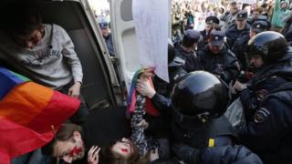 Polis əməkdaşları gey fəallarını saxlayırlar. Sankt-Peterburq, Rusiya. 1 may 2017