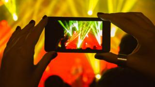 bir konserde akıllı telefon