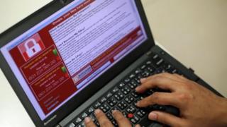 หน้าจอคอมพิวเตอร์แสดงให้เห็นถึงหน้าต่างของมัลแวร์ WannaCry ที่โจมตีคอมพิวเตอร์