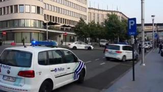 الشرطة أمام محطة القطارات المركزية في بروكسل