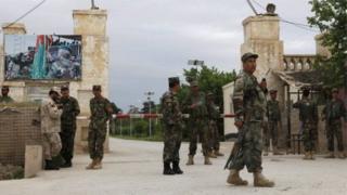 Abasirikare barinze ikigo cya Mazar-e-Sharif nyuma y'igitero