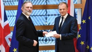 英国驻欧盟大使巴罗爵士向欧盟理事会主席图斯克递交首相特里莎·梅签署的脱欧信函。