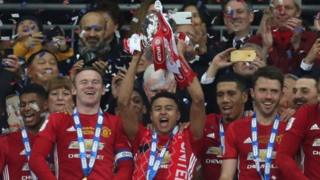 Lingard ( a tsakiya) lokacin da suke murnar lashe kofin gasar lig ta Ingila bayan sun doke Southampton a watan Fabrairu