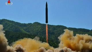 朝鮮中央テレビはICBM発射実験の際に撮影されたとする写真を公開した