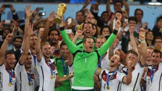 Manuel Neuer lifts World Cup trophy
