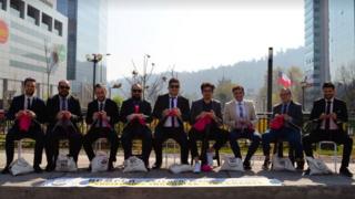 Intervención urbana de Hombres Tejedores en Santiago de Chile.