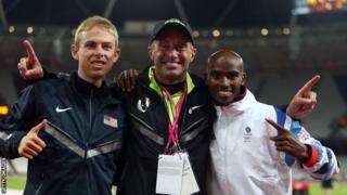 Salazar (katikati) akishangilia na Mo Farah na Galen Rupp baada ya wawili hao kushinda dhahabu na fedha katika mashindano ya olimpiki ya London mwaka 2012