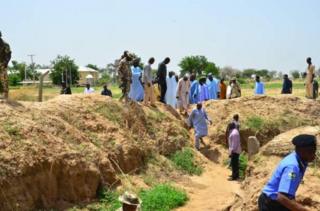 Cette tranchée de 27 kilomètres a pour objectif final d'empêcher d'éventuels attaques des kamikazes de la secte islamiste Boko Haram.