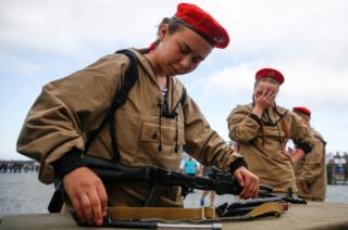 Rusya'nın Tümen bölgesindeki Andreyevsky askeri poligonunda bir kadın, 2017 Uluslararası Ordu Oyunları yarışmalarında silahını hazırlıyor.