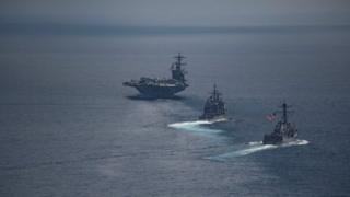 Ubwato bwikorera indege USS Carl Vinson (i bubamfu) hamwe n'ubundi bwato bubuherekeje bwari mw'ibahari Indiano mu mpera z'indwi iheze