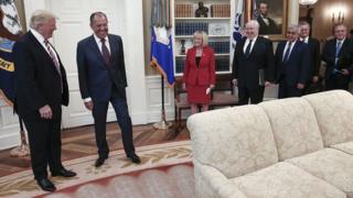 Donald Trump yavuze ko yahererekanye amakuru y'ibanga n'umushikiranganji w'imigenderanire y'Uburusiya Sergei Lavrov (uwa kabiri i bubamfu)