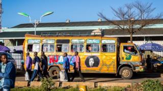 Bus Matatu di Nairobi, Kenya.