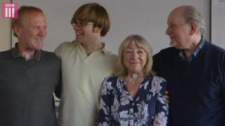 El doctor Thomas Moore y tres miembros de su coro Shout at cancer, formado por pacientes que pasaron por una laringectomía.