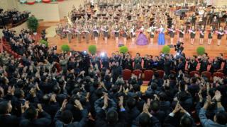 金正恩(中)在平壤人民剧院内接受劳动党干部欢呼(朝中社2017年9月10日发放图片)