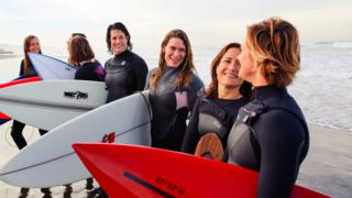 Mujeres surfistas