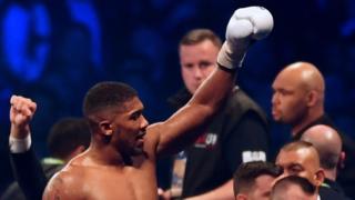 Anthony Joshua ubu afise imikandara yombi y'urwego rw'isi mu ciciro c'abafise ibiro vyinshi mu mukino wo guterana ingumu