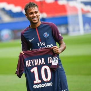 Neymar posando con su nueva camiseta.