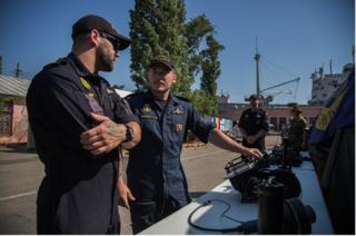 Військові НАТО показують журналістам сонар для пошуку вибухівки під водою