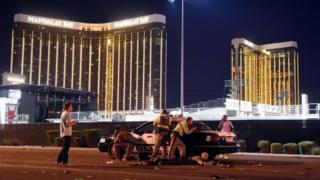 Cảnh sát vũ trang bên ngoài khách sạn Mandalay Bay