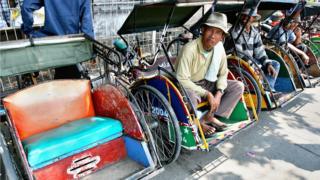 Foto para penarik becak di Jakarta ini diambil pada 6 Agustus 2007.