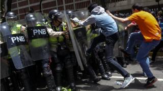 Jóvenes se enfrentan a los policías en Caracas