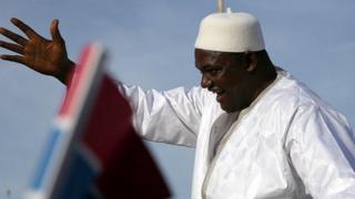 ガンビア・バンジュルに到着したアダマ・バロウ新大統領(26日)