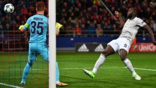 Romelu Lukaku lokacin da yake cin kwallo