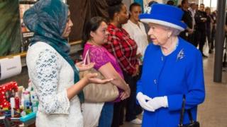 Boqorada Britain oo booqatay dadkii ay waxyeeladu soo gaartay