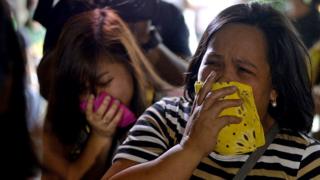 Mujer con un pañuelo en la boca en Filipinas