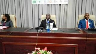Umushikiranganji w'urwaruka n'imico kama Jean Bosco Hitimana(hagati) ariko arugurura iyo nama