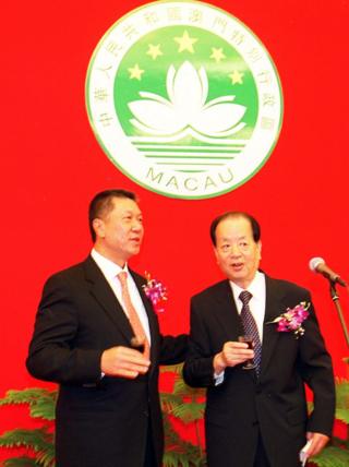 钱其琛、何厚铧在澳门特区驻京办成立酒会上(中新社图片6/3/2002)